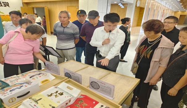 松江区小昆山镇工作人员向市民代表介绍松江大米文化